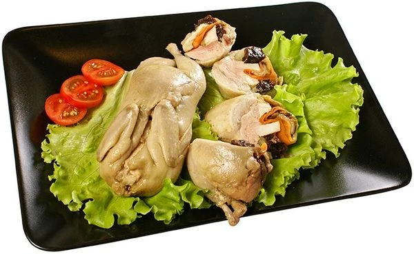 Разрезать перепела на порционные кусочки, украсить зеленью и свежими овощами.