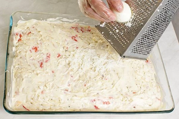  Еще раз смазать майонезом. Последним слоем натереть на мелкой терке яичные белки.