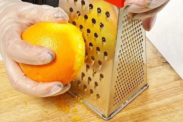 Пока поднимается тесто. Натереть на крупной терке цедру апельсина.