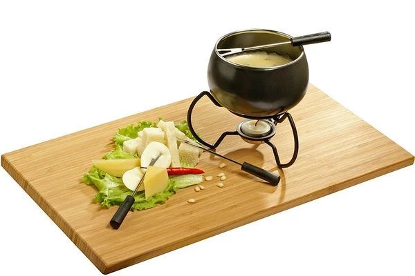 Можно приготовить фондю из шоколада и подать к нему кусочки бисквита или печенья, дольки фруктов и ягод, порционный зефир маршмеллоу.