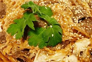 Гюнику мен (тушеная говядина с лапшой и мисо пастой)