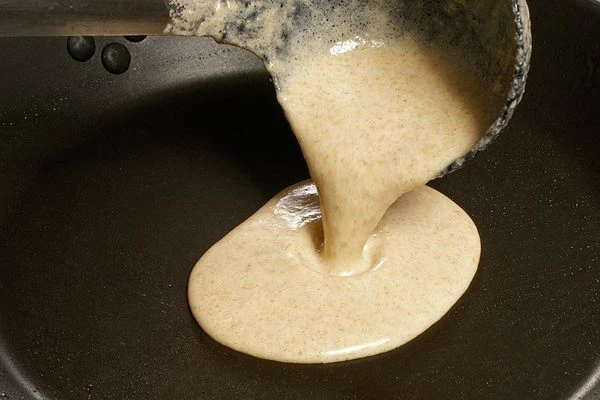 На разогретую с растительным маслом сковороду налить порцию блинчика.