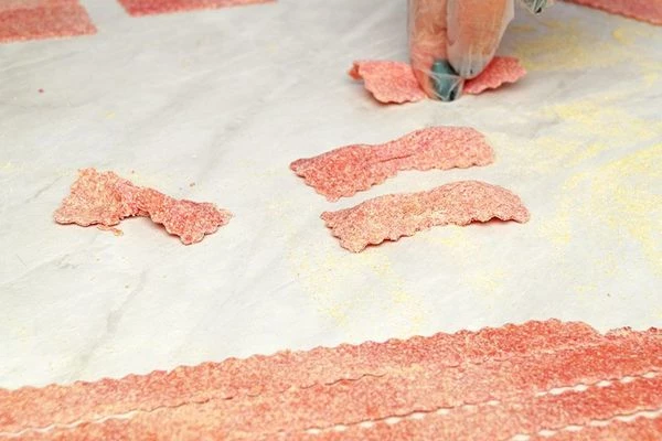 Из готового теста можно вырезать волнистые полоски пасты или сделать небольшие "бантики".