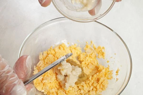 Добавить к желткам хрен и горчицу по вкусу.