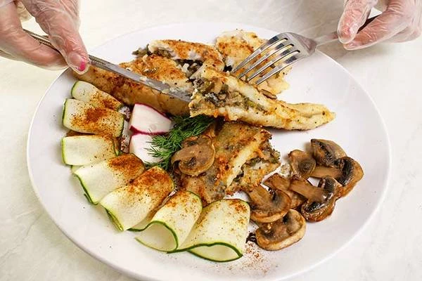 Готовую рыбу выложить на украшенную зеленью и грибами тарелку. Не забудьте вынуть зубочистки!!