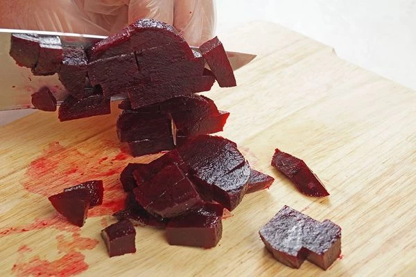 Свеклу сварить, нарезать небольшими кусочками.