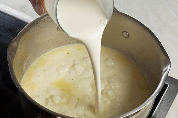 Влить сливки, довести до кипения.