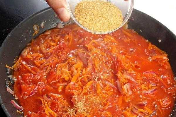 Довести до вкуса солью, сахаром, уксусом, специями. Можно добавить воды. Тушить до готовности овощей.