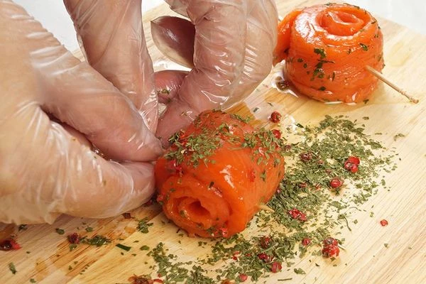 По желанию, рулетики можно обвалять в смеси специй и трав.