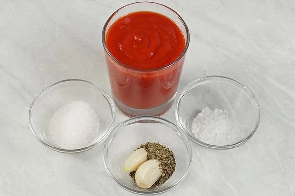 В это время приготовьте соус для пиццы.