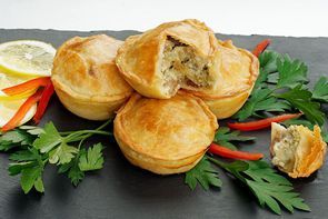 Мини-пироги с мясом козленка в сливочном соусе