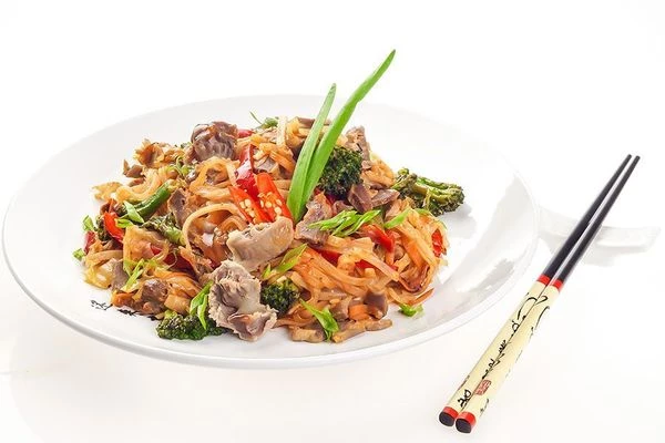 Украсить зеленым луком.