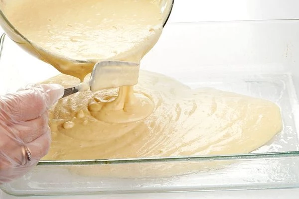 В противень для запекания вылить чуть больше половины теста.