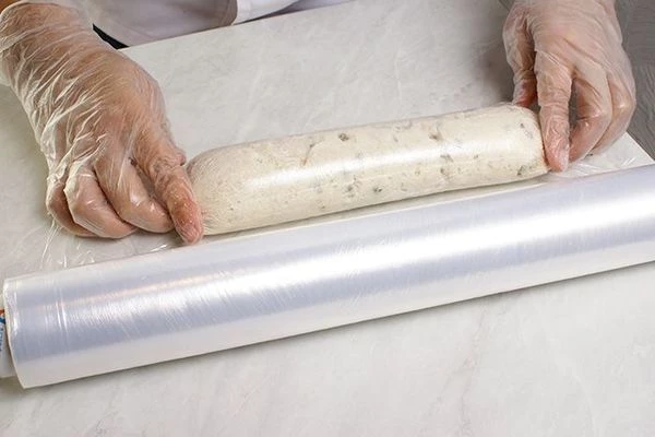 Выложить получившийся фарш на пищевую пленку и плотно завернуть в виде "колбаски". Оставить охлаждаться в холодильнике на 1-2 часа