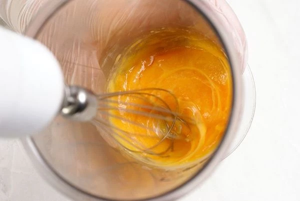 Для соуса желтки взбить блендером.