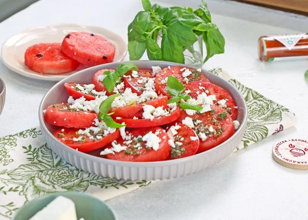 Посыпать кусочками феты. Оформить базиликом и подавать к столу. Приятного аппетита!