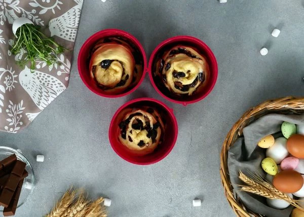 Выложить в форму для запекания. Повторить с оставшимся тестом и начинкой. Убрать в теплое место на расстойку. 