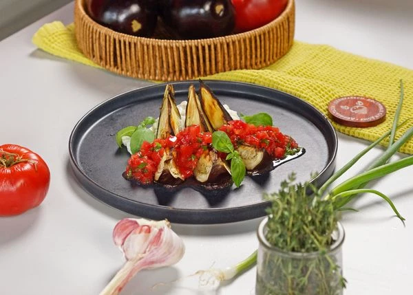 Сверху на буррату выложить баклажаны. Полить баклажаны томатной сальсой. Оформить базиликом. Приятного аппетита!
