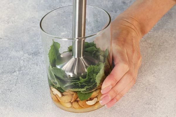 В чаше блендера соединить сахар, рыбный соус, рисовый уксус, подсолнечное масло, 2 зубчика чеснока, орехи кешью и листочки мяты. Измельчить до однородной массы. 
Готовый соус перелить в соусник.