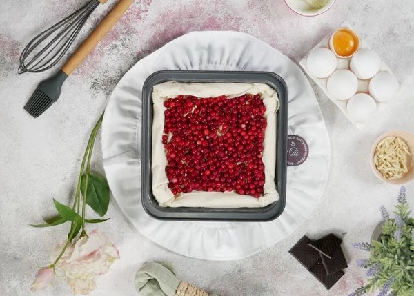 Затем распределить бруснику. Выпекать в разогретой до 180 градусов духовке 20 минут.