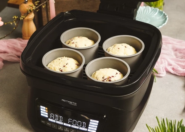 В аэрогриле включить режим «выпечка» 175 градусов 25-30 минут. Дать разогреться. В чашу поместить решетку. На нее поставить формы с тестом. Закрыть крышкой. Наши куличи пеклись 25 минут. 