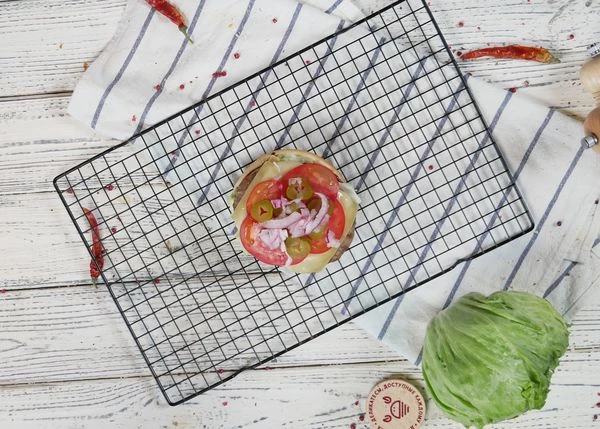 Добавить ломтики огурцов и красный лук. 