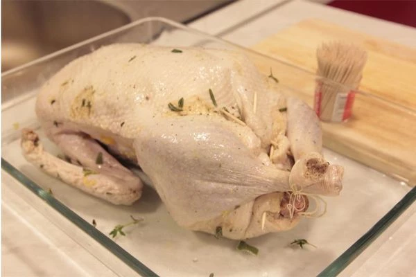 Возьмите форму с большими бортиками (чтобы сок и жир не растекались), смажьте маслом и уложите птицу на спинку. Приступаем к фаршировке. Прямо внутрь утиного брюшка аккуратно укладываем нарезанный дольками апельсин и кусочки большого зеленого яблока, добавьте несколько черешков сельдерея (Овощи и фрукты делают утку не только сочной, но и насыщают ароматами). Сколите брюшко зубочистками, чтобы начинка не высыпалась.