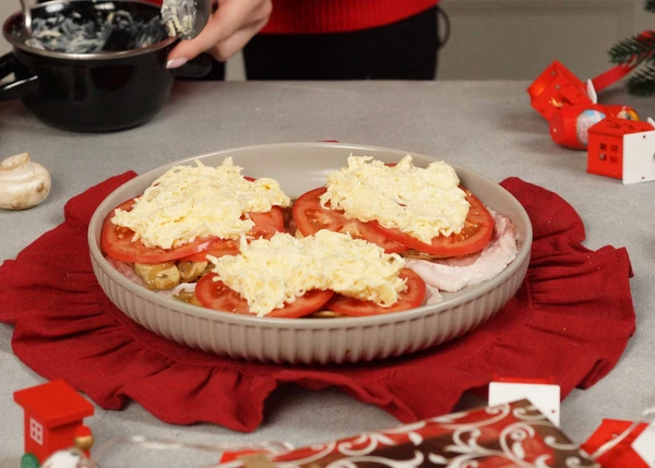 Затем ломтики томата.  Сверху выложить шапочку из сыра с майонезом. Поставить в разогретую до 180 градусов духовку на 20-30 минут. Приятного аппетита! 

