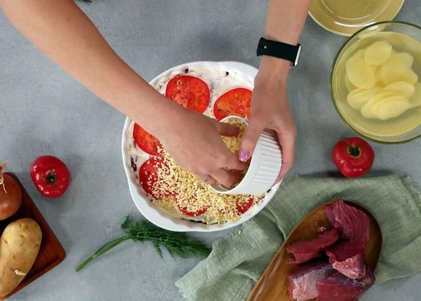 Посыпать натертым сыром. Накрыть фольгой. Поставить в разогретую до 185 градусов духовку на 60 минут.