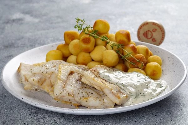 Подать рыбу с картофелем и соусом. Можно украсить веточкой тимьяна.