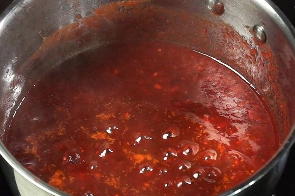 Пюре алычи снова переложить в кастрюльку, уварить 10 минут. 