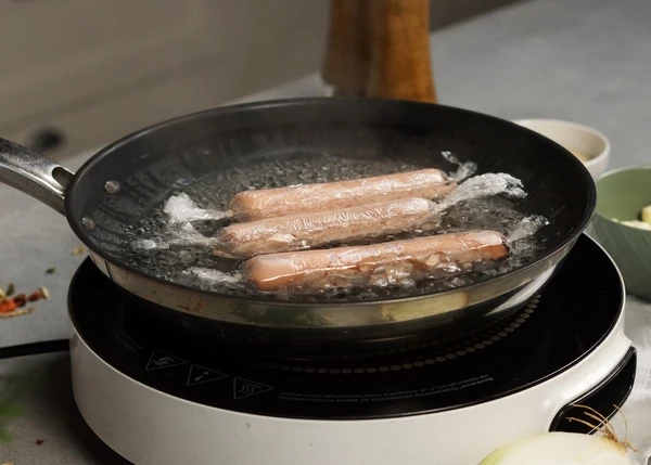 Подготовленные сосиски отварить в течение 2-3 минут.