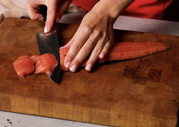 При подаче нарезать на слайсы, кожу удалить. 