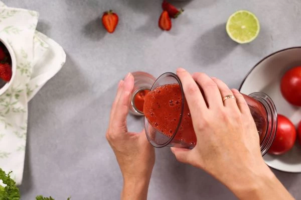 Посолить, перелить в емкость для подачи. Убрать в холодильник. 
