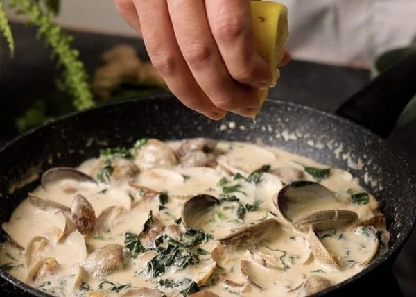 Влить лимонный сок и добавить нарезанную кинзу.