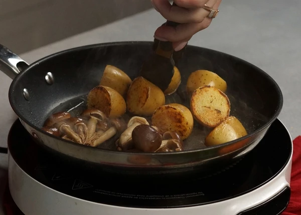 Опята вымыть, отварить в подсоленной воде в течение 5-7 минут. Картофель разрезать пополам, обжарить вместе с грибами на сковороде с добавлением масла, посолить. 