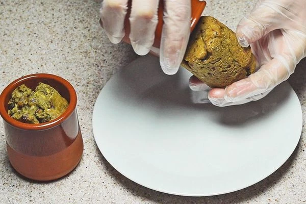 Готовые кексы посыпать сахарной пудрой, украсить ягодами.