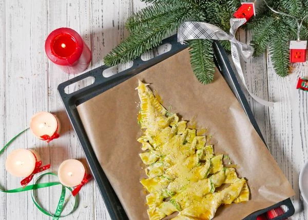 Смазать желтком. Посыпать кунжутом. Поставить в разогретую до 180 градусов духовку на 20-25 минут. 