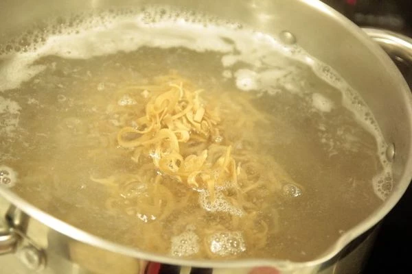 Отварить макароны из полбы до готовности . (смотрите инструкцию на пачке).