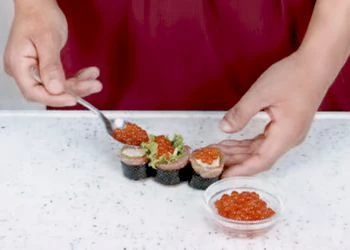 Получившийся рулет из салата плотно закрутите в пласт семги.