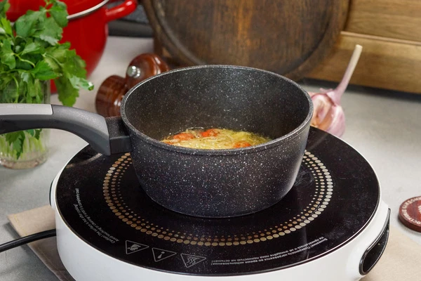 Масло перелить в сотейник, добавить измельченный имбирь, чеснок, острый перец, довести до кипения. Выключить нагрев. Выложить мелко нарезанную петрушку, влить соевый соус, сок ¼ лимона, перемешать.
