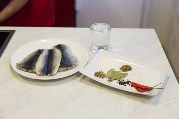 Филе сельди разморозить естественным способом на нижней полке холодильника. Промыть, обсушить.