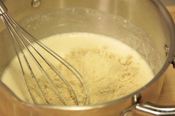 Лимонный сок влить в газированную воду.