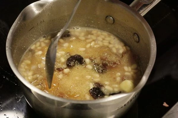 Довести до кипения, сделать средний огонь и проварить 10 минут, затем всыпать кус кус, добавить сливочное масло (30 г) и воду, проварить 5 минут. Снять с огня и оставить настояться на 10-15 минут.