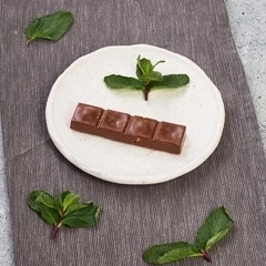 Шоколад молочный без сахара с цельным фундуком Пища богов 30г