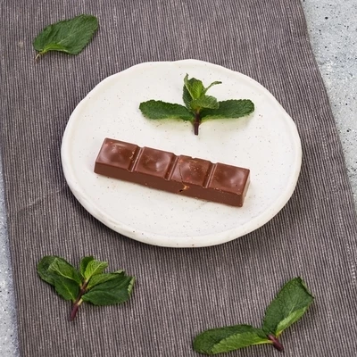 Шоколад молочный без сахара с цельным фундуком Пища богов 30г-1}