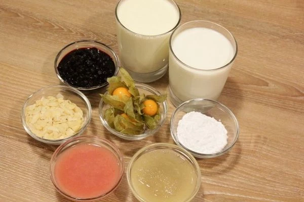 Желатин замочить в пропорции 1:4 в кипяченой воде, на 15-20 минут.