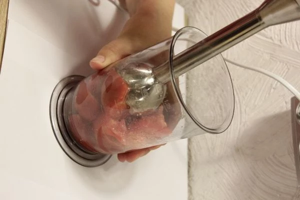 Помидоры измельчить в блендере в пасту. Гвоздику и  кориандр немного растолочь пестиком.