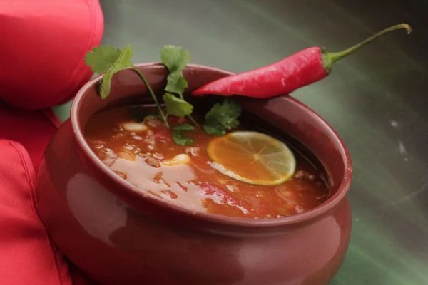 Готовый суп разлить по тарелкам, украсить перчиком чили, зеленью.