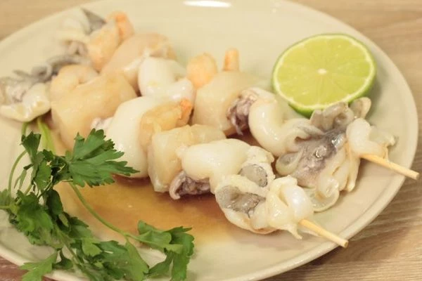 Шашлык разморозить естественным способом на нижней полке холодильника на дренаже.
Замариновать:   1 способ: положить шашлычки в готовый соус барбекю на 30 минут.
2 способ: смешать соль, специи для морепродуктов,сок лайма, зелень, замариновать шашлычки и оставить на 15-20 минут